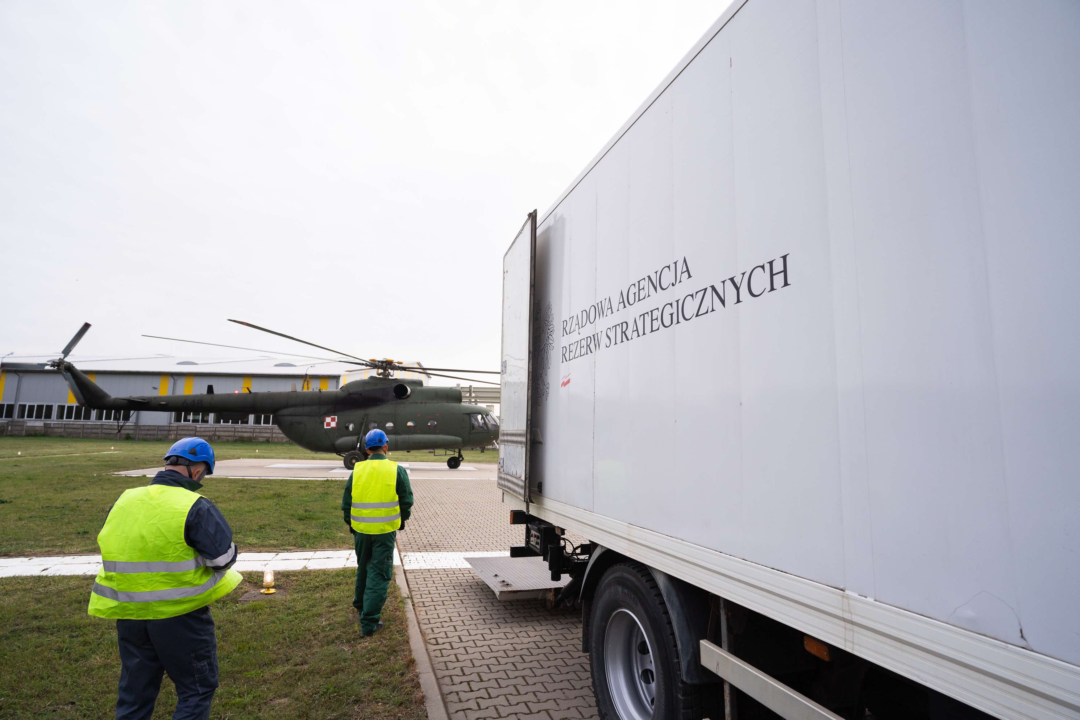 Samochód ciężarowy z napisem Rządowa Agencja Rezerw Strategicznych