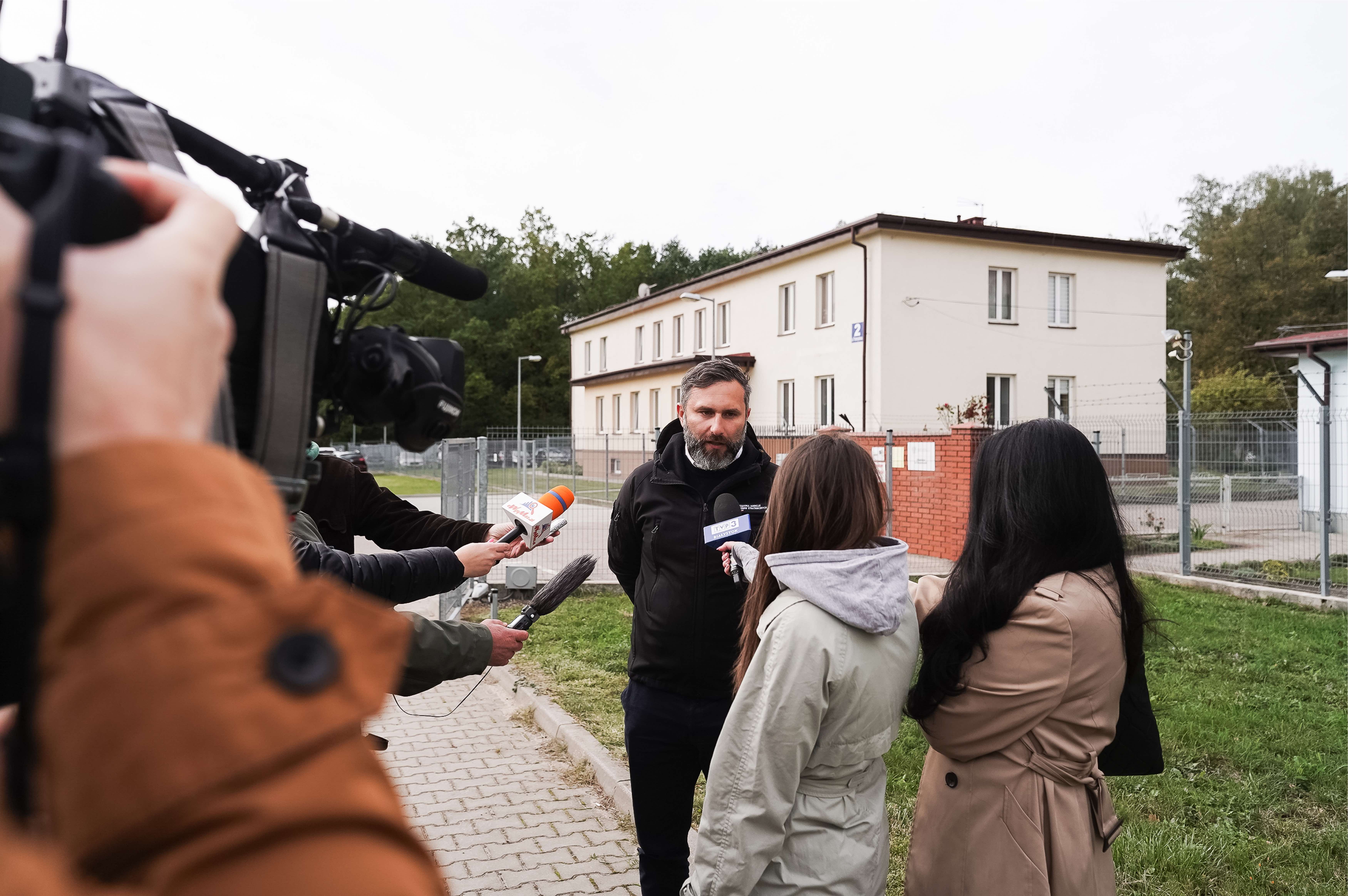 Prezes RARS Michał Kuczmierowski udziela informacji dziennikarzom w zakresie rezerw strategicznych
