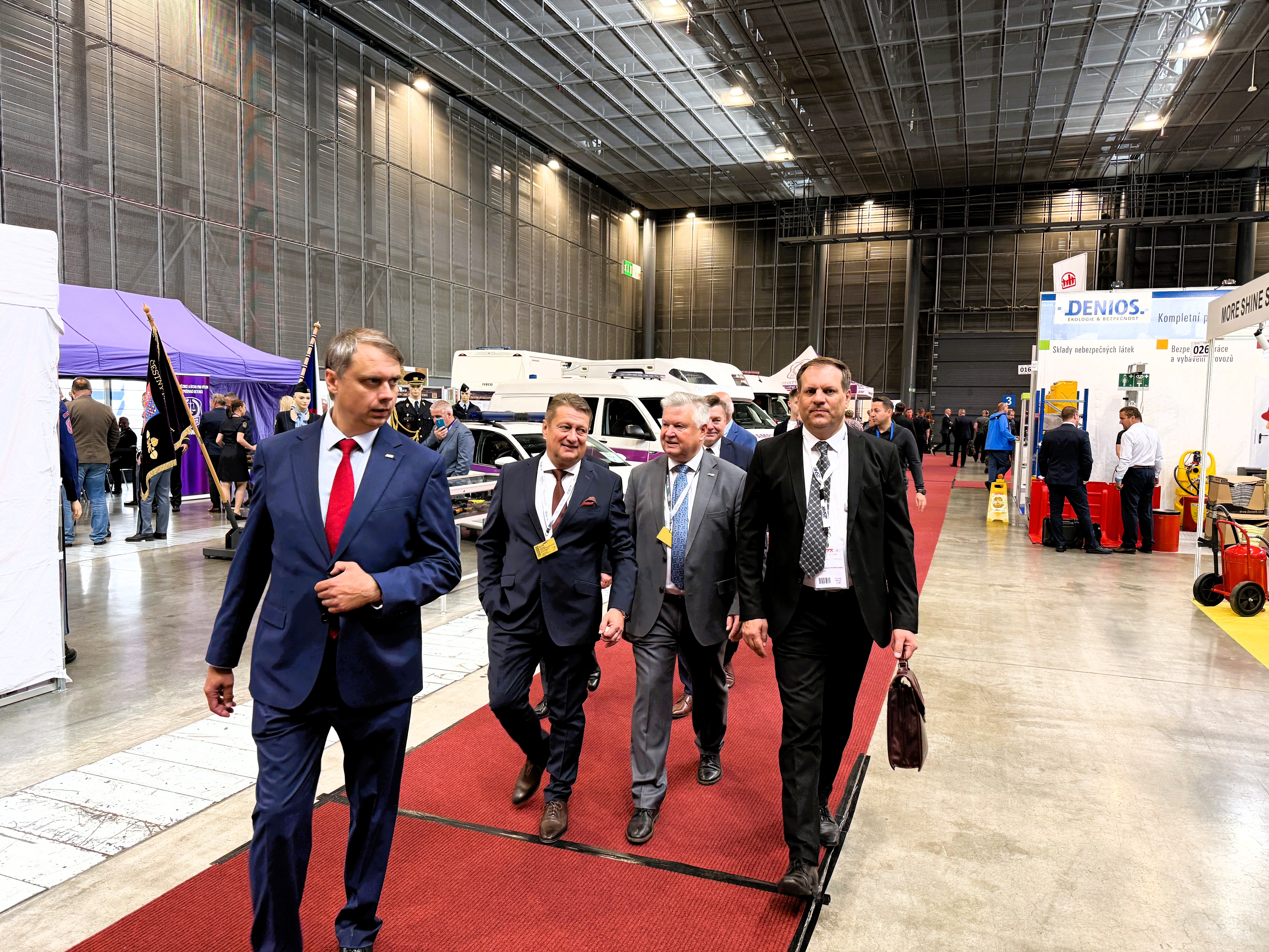 Mężczyźni idący korytarzem